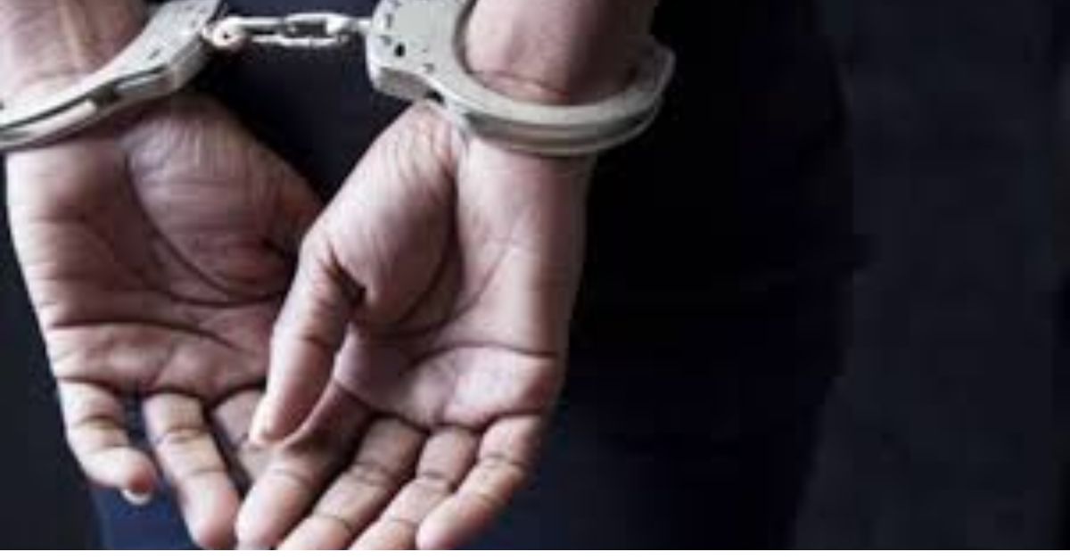 2 जीआरपी पुलिस और एक रेलकर्मी पर एफआईआर, अधिवक्ता से अभद्रता, लूट और मारपीट करने का आरोप
