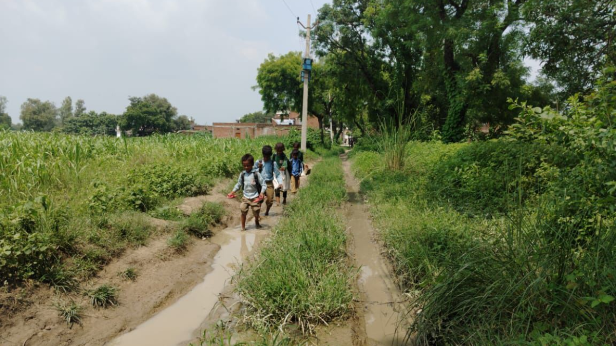 हांथ में चप्पल लेकर स्कूल से वापस आते नौनिहाल