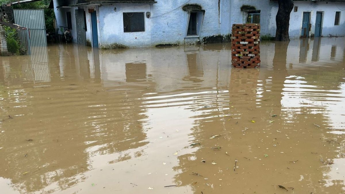 रात में अचानक 5 फीट तक पानी बढ़ा, अब निकलना मुश्किल, कानपुर में यहीं डूबा था बच्चा