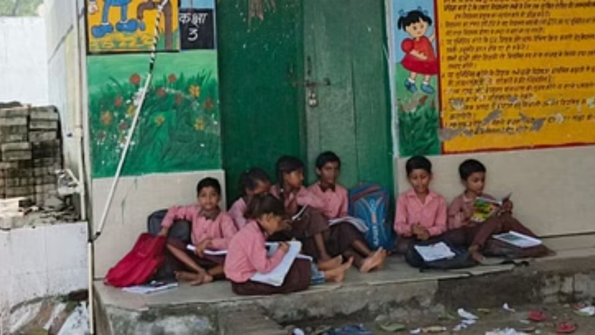 प्रधानाचार्य ले गईं स्कूल की चाबी