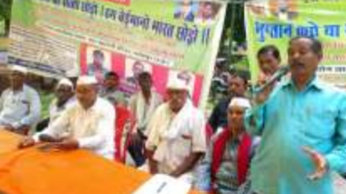 ठगी पीड़ितों का छठवें दिन भी जारी रहा धरना