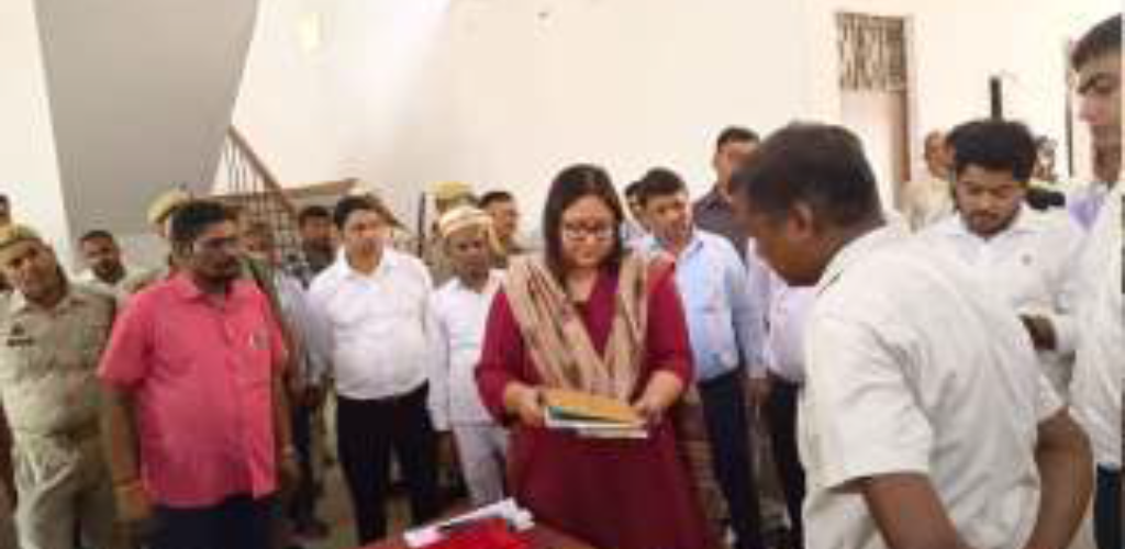 जिलाधिकारी ने किया सदर तहसील गोंडा का औचक निरीक्षण