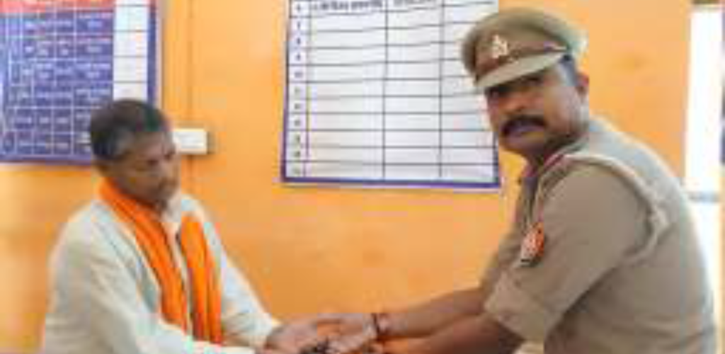 कानपुर में पुलिस ने पेश की ईमानदारी की मिसाल कैश और जेवरों से भरा बैग युवक को लौटायासड़क हादसे में गिरा गया था