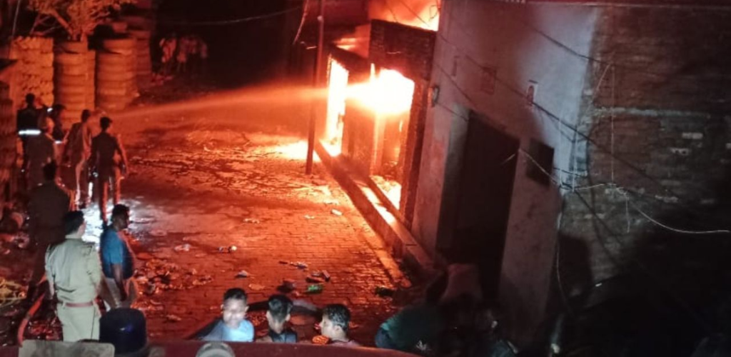 कानपुर में अंग्रेजी शराब की दुकान में लगी आगः 10 लाख का नुकसान, आग लगने की वजह शॉर्ट सर्किट