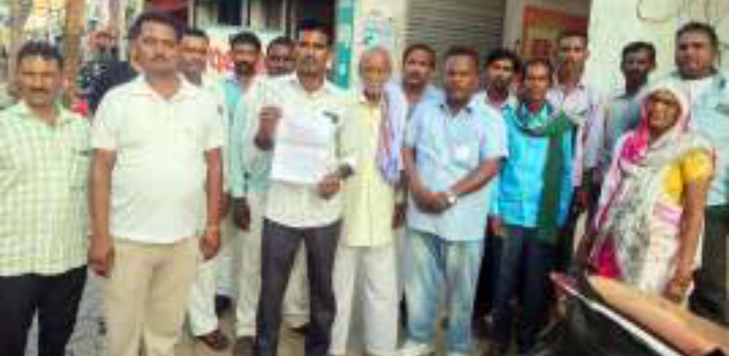 सफाई कर्मियों की समस्याओं पर क्षेत्रीय बैंक प्रबंधक को सौंपा ज्ञापन