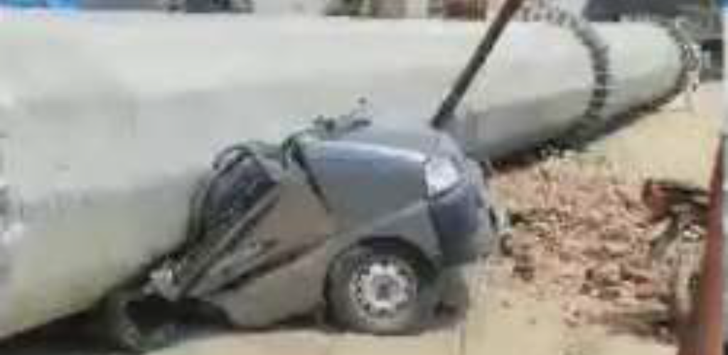 बिजली का टावर गिरने से दो हिस्सों में बंटी कार