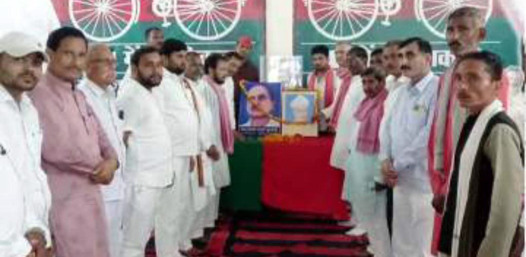 सपाईयों ने बाबू जगदेव की पुण्यतिथि व पूर्व राष्ट्रपति की मनाई जयंती पांच रिटायर्ड शिक्षकों का शाल, प्रशस्ति पत्र व गीता भेंटकर किया सम्मान