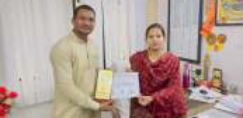 बेसिक शिक्षा अधिकारी ने नवाचार मेला में शील्ड प्रमाण पत्र देकर प्रधानाचार्य को किया सम्मानित