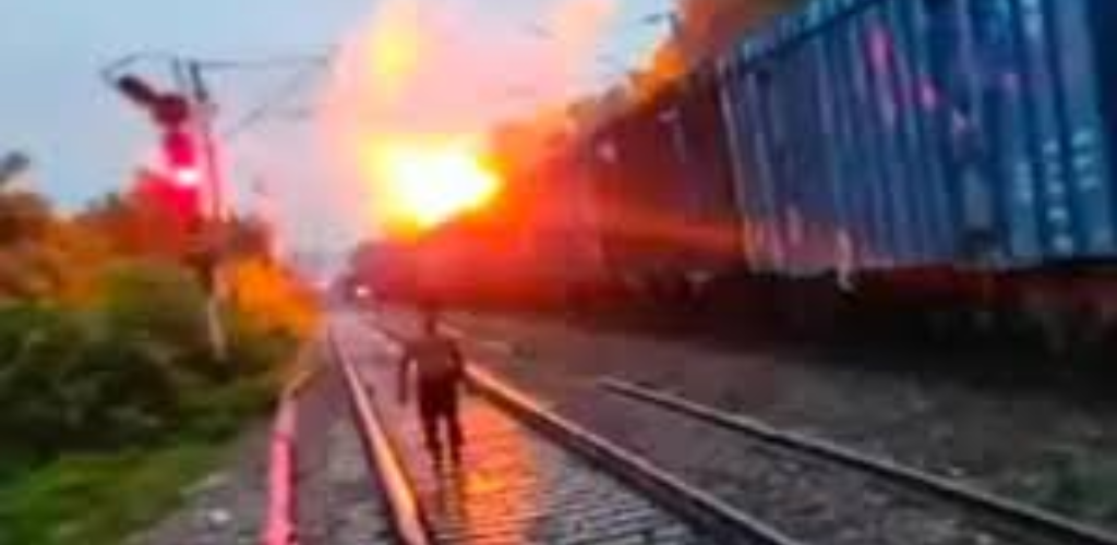 रेलवे ट्रैक पर ट्रक गिरने से तेज धमाका, क्षेत्र में फैली दहशत, वीडियो बनाने वालों को पुलिस ने खदेड़ा