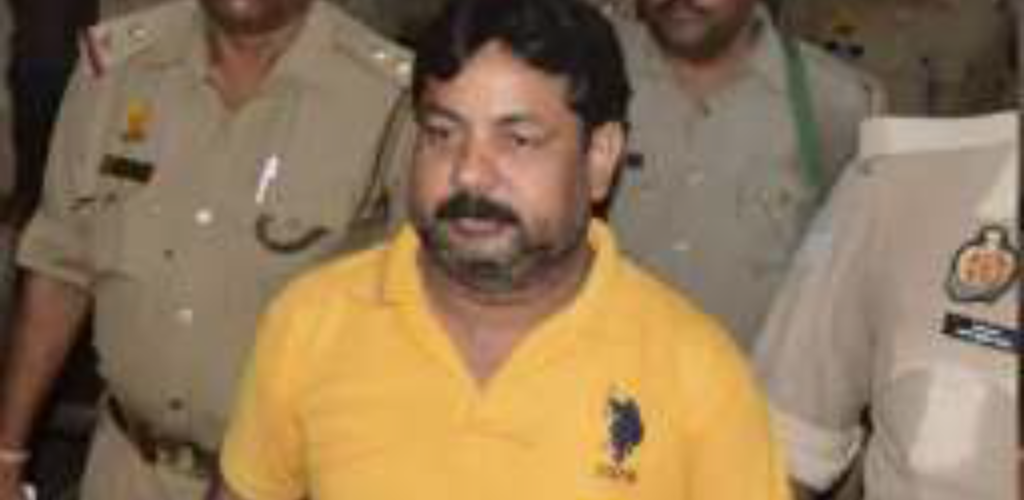 कानपुर कोर्ट के बाहर अवनीश ने दरोगा को मारा थप्पड़ रंगदारी केस की जांच से नाराज था, मारपीट