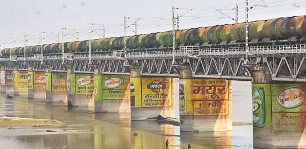 कानपुर में पुल से गंगा में युवक ने लगाई छलांग, मल्लाहों ने बाहर निकाला, पुलिस ने परिजनों को सौंपा