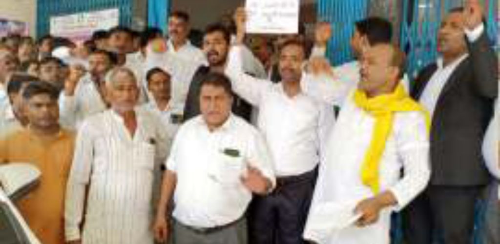 पीडीए समाज पर हो रहे अत्याचार पर कलेक्ट्रेट में हल्ला बोल राज्यपाल को ज्ञापन भेजकर प्रदेश सरकार को बर्खास्त किए जाने की उठाई मांग