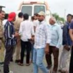 स्टेयरिंग फेल होने से पिकअप पलटी, दो की मौत गौंती पुल के समीप हुआ हादसा, पिकअप में लदा था खाद व चोकर चूनी