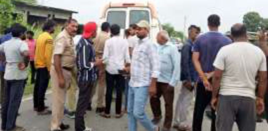 स्टेयरिंग फेल होने से पिकअप पलटी, दो की मौत गौंती पुल के समीप हुआ हादसा, पिकअप में लदा था खाद व चोकर चूनी