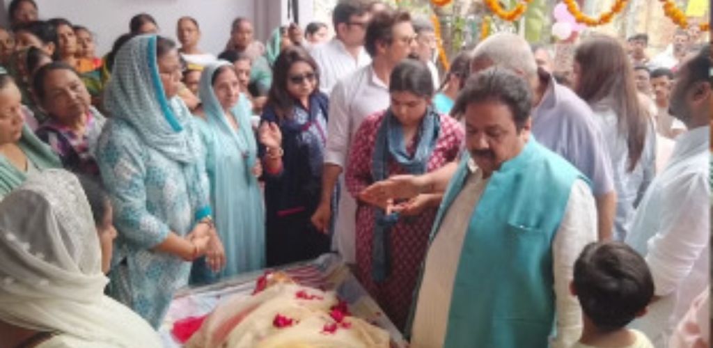 बीसीसीआई उपाध्यक्ष राजीव शुक्ला की माता का निधन, भैरव घाट में होगा अंतिम संस्कार३लोगों का लगा का तांता