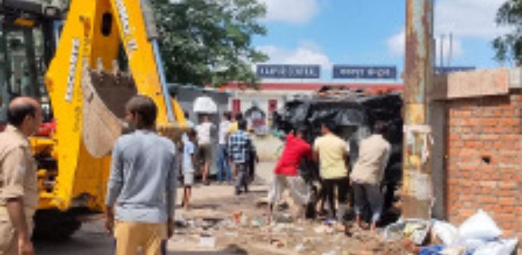 सेंटन्न्ल स्टेशन के कैंट साइड हटाए गए अवैध कब्जे, पुलिस-आरपीएफ और जीआरपी ने चलाया अभियान