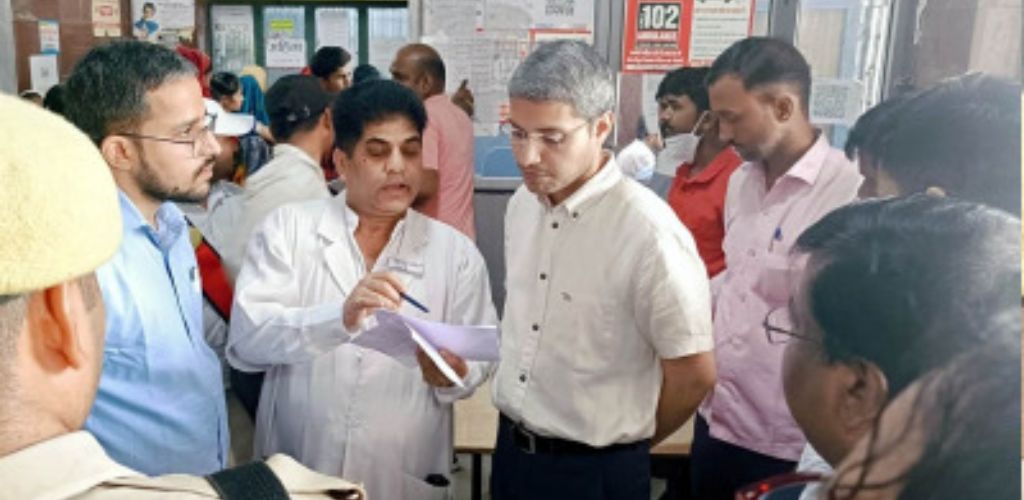 जिला अस्पताल के अंदर नहीं लगनी चाहिए निजी अस्पतालों की होर्डिंग: डीएम