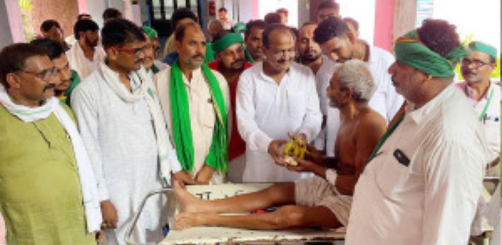 भाकियू अराजनैतिक के राष्ट्रीय अध्यक्ष का मनाया जन्मदिन जिला अस्पताल व वृद्धाश्रम में फल व बिस्कुट का किया वितरण