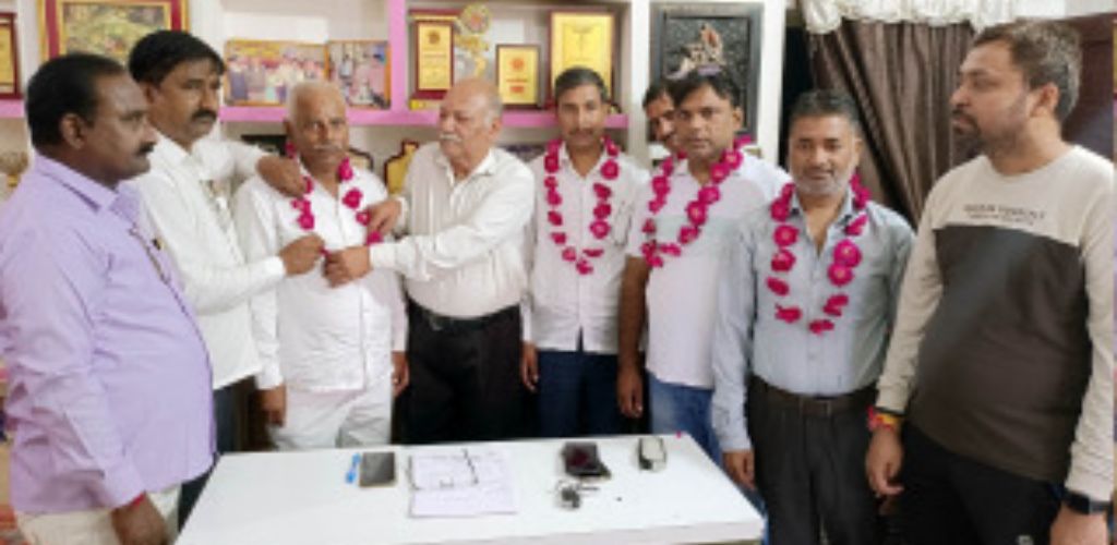 चौपाल संवाद फतेहपुर। शहर के पटेलनगर के समीप स्थित नीलकंठ पैलेस में संस्थापक अध्यक्ष किशन मेहरोत्रा की संतुति पर जिलाध्यक्ष मनोज कुमार साहू ने बकेवर व्यापार मंडल का गठन करते हुए अध्यक्ष पद पर सुरेश कुमार दीक्षित, महामंत्री दिनेश कुमार तिवारी, कोषाध्यक्ष शकील अहमद, प्रवक्ता अखिलेश साहू, मीडिया प्रभारी राजेश कुमार अवस्थी, उपाध्यक्ष सर्वेश कुमार, संजय कुमार, हरीश कुमार गुप्ता, राजेश कुमार गुप्ता, मंत्री संतलाल, महेन्द्र प्रताप विश्वकर्मा, रामकिशोर पटेल, संगठन मंत्री रामसरन गुप्ता, अरविन्द साहू, विशंभर विश्वकर्मा, नामेंद कुमार को पुष्पहार पहनाकर स्वागत अभिनंदन किया। संस्थापक अध्यक्ष किशन मेहरोत्रा ने कहा कि प्रदेश व जनपद स्तर पर कमेटी का नवनिर्माण प्रारम्भ किया जा रहा है। जिलाध्यक्ष मनोज कुमार साहू ने कहा कि तहसील, कस्बों, ग्रामों की इकाइयां नियुक्त की जा रही हैं। नवनियुक्त बकेवर अध्यक्ष सुरेश कुमार दीक्षित ने शपथ ग्रहण करते हुए कहा कि व्यापारी सेवा के साथ कस्बा बकेवर की समस्याओं में जिला पंचायत कर निर्धारण में अनियमितता, प्रशासन द्वारा दो पहिया वाहनों के चालान, जलापूर्ति हेतु हैंडपंप का आवंटन, संगठन द्वारा निर्माणित कराया जाएगा। अवसर पर संरक्षक श्रवण कुमार दीक्षित, नगर अध्यक्ष कृष्ण कुमार तिवारी, उपाध्यक्ष संदीप श्रीवास्तव उपस्थित रहे।