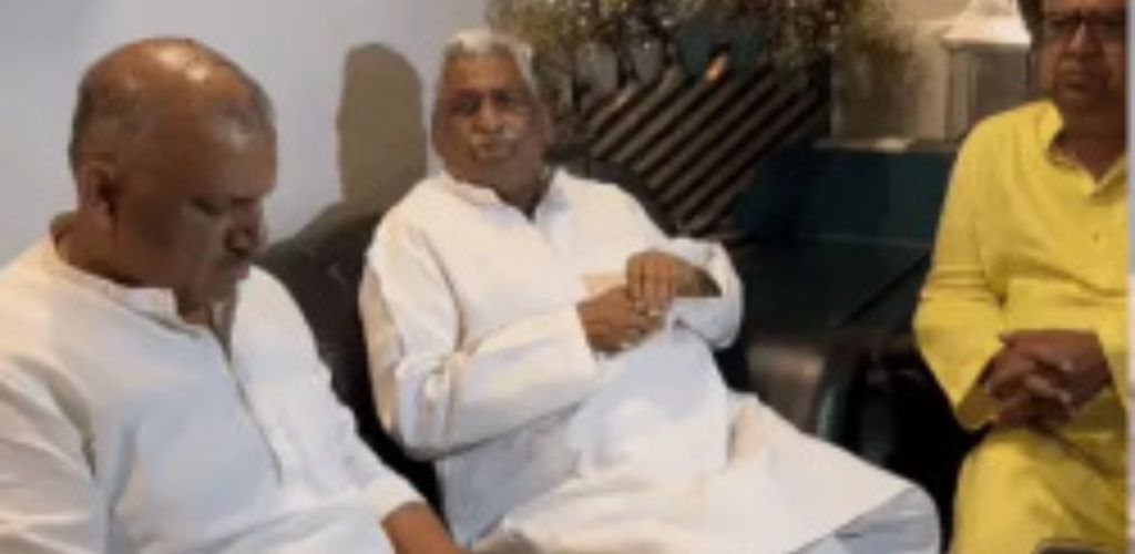 नेता प्रतिपक्ष बोले- एनकाउंटर में पुलिस कैसे बच जाती हैः मुस्लिम, यादव और ब्राह्मण भाजपा के निशाने पर। कानपुर में इरफान सोलंकी के परिवार से मिले।