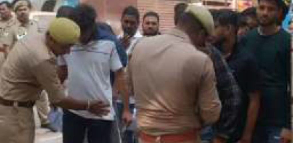 आंखों में अंधेपन का सबसे बड़ा कारण सफेद मोतियाबिंद पदमश्री डॉ. अशोक कुमार ग्रोवर बोले-आंखों के इलाज के मामले में भारत टॉप 4 में चाहिए कोलकाता में रेजिडेंट डॉक्टर की रेप के बाद हत्या किए जाने के मामले में डॉक्टर ग्रोवर ने कहा कि मामले में ऐसा लग रहा है कि काफी कुछ तथ्य सामने नहीं आए हैं। इस मामले में गंभीरता से जांच होनी चाहिए और सभी तथ्यों को सामने लाना चाहिए। इसके सभी दोषियों पर कड़ी कार्रवाई होनी चाहिए और पीड़िता को न्याय मिलना चाहिए। डॉक्टर के लिए सुरक्षा व्यवस्था काफी जरूरी है। वहीं, उन्होंने कहा कि जूनियर डॉक्टर को भी संयम और शालीनता बनाकर रखनी चाहिए, क्योंकि जब किसी तीमारदार का मरीज बीमार होता है या खत्म हो जाता तो ऐसी परिस्थितियों में तीमारदार थोड़ा आक्रोशित रहता है। इन परिस्थितियों में डॉक्टर का रोल काफी अहम होता है। इस कार्यक्रम में चंडीगढ़ पीजीआई के डॉ. एमआर डोगरा, डॉ. पारुल सिंह, डॉ. शालिनी मोहन, डॉ. श्वेता श्रीवास्तव आदि लोग मौजूद रहीं। कानपुर। ओकुलो प्लास्टिक सर्जरी अब काफी आसान हो गई है। नई-नई टेक्नोलॉजी आने के बाद आंखों का इलाज अब काफी अच्छा होने लगा है। वर्तमान समय में आंखों में अंधेपन का सबसे बड़ा कारण सफेद मोतियाबिंद है। लगभग 60ः मरीज इससे पीड़ित होते हैं।श् ये बात विजन आई सेंटर, नई दिल्ली के चेयरमैन व पद्मश्री डॉ. अशोक कुमार ग्रोवर ने रविवार को होटल लैंडमार्क में आयोजित कानपुर ऑफथॉलमिक एसोसिएशन की 15वीं वार्षिक अधिवेशन के दौरान कही। उन्होंने कहा कि अपना भारत देश आंखों के इलाज के मामले में टॉप 4 देशों में से एक है। यहां पर अब हर तरह का इलाज लोगों को मिलने लगा है। पहले के समय में काफी इलाज ऐसे थे जिसका विश्व भर में कोई इलाज ही नहीं था, लेकिन अब भारतवर्ष में यह इलाज संभव हो गया है, जैसे की आंखों की पलकों का इलाज, आंसू के ड्रेनेज का इलाज, आंखों के पीछे कोई पार्ट खराब होता है तो उसका इलाज, एसथेटिक सर्जरी आदि चीजों का इलाज अब संभव हो गया है। स्टेम सेल थेरेपी है काफी कारगर डॉ. अशोक कुमार ग्रोवर ने बताया कि अब भारत वर्ष में स्टेम सेल थेरेपी होने लगी है। यह थेरेपी आंखों के लिए काफी कारगर सिद्ध हो रही है। इसमें मरीज के शरीर का ही सेल निकाल कर दोबारा से उसे वही सेल देते हैं, जिससे कि उसकी आंखों की रोशनी वापस आ जाती है। यह थेरेपी पहले अन्य देश में हुआ करती थी, लेकिन अब अपने देश में कई बड़े सेंटरों में हो रही है। सर्जिकल की बात करें तो वहां भी भारत ने बहुत तरक्की की है। बेस्ट सर्विसेज ग्रामीण क्षेत्रों तक पहुंचनी चाहिए डॉ. ग्रोवर ने कहा कि हमारे देश में इलाज तो अच्छा मिल रहा है, लेकिन यह इलाज उस आखिरी व्यक्ति तक पहुंचना चाहिए जो पैसे के अभाव में अपनी आंखों की रोशनी को खो दे रहा है। इसके लिए मेडिकल एसोसिएशन और सरकार को मिलकर इस ओर कुछ ऐसा काम करना होगा ताकि हर ग्रामीण क्षेत्रों तक यह बेस्ट सर्विसेज पहुंचे। इसके पीछे का सबसे बड़ा कारण मुझे लगता है कि विशेषज्ञों की कमी और महंगा इलाज है। आने वाले 5 सालों में कुछ चीजों पर काम करना होगा जैसे की हर ग्रामीण क्षेत्रों तक प्राइमरी सर्विस को मजबूत करना होगा। इसके अलावा विशेषज्ञों की संख्या को बढ़ाना होगा, हालांकि अब कॉलेज में एमबीबीएस करने वाले छात्रों की सीट काफी बढ़ा दी गई है। इसका भी असर आगे देखने को मिलेगा। लोगों में बढ़ी है जागरूकता डॉ. ग्रोवर ने कहा कि पिछले 20 सालों में लोगों के अंदर आंखों के प्रति काफी जागरूकता देखने को मिली है। पहले अंधेपन का जो आंकड़ा था वह 1.13 प्रतिशत था, लेकिन वर्तमान में यह प्रतिशत घट करके 0.3ः हो गया है। आंखों में अंध् ोपन का सबसे बड़ा कारण सफेद मोतियाबिंद है। इसके बाद काला मोतियाबिंद, फिर उम्र का प्रभाव, शुगर और फिर कॉर्निया है। कोलकाता वाले में न्याय होन