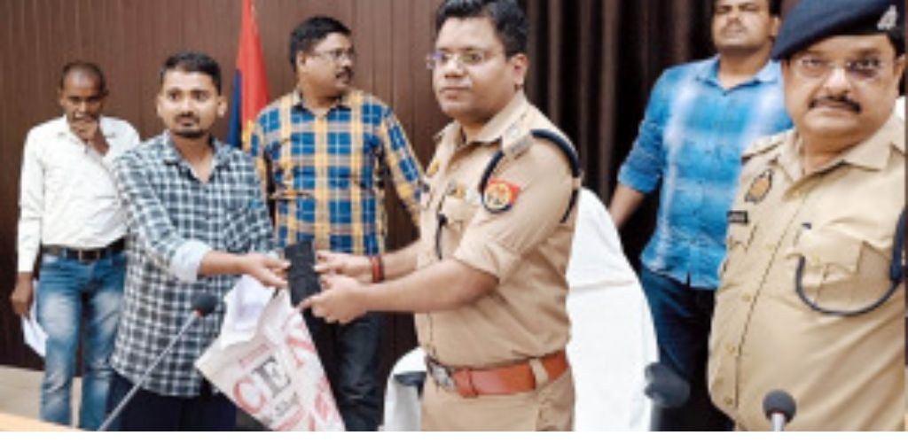 पुलिस ने 32 लाख कीमत के मोबाइल बरामद एस पी ने सर्विलांस टीम को पच्चीस हजार का ईनाम दिया