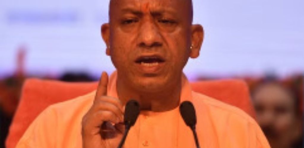 खाने-पीने के सामान में गंदगी मिलाने पर योगी सरकार सख्त, अब दुकानों पर मालिक-मैनेजर का लिखना होगा नाम