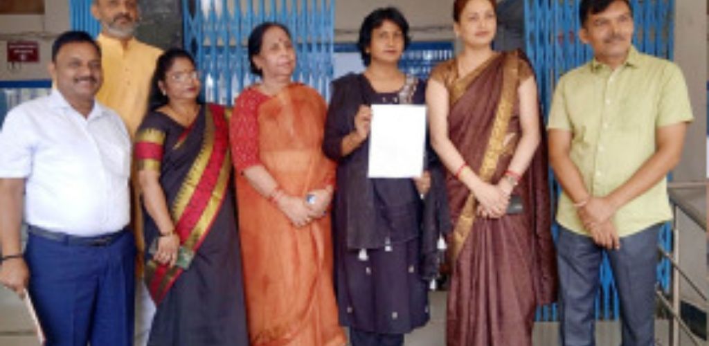 गंगा घाटो व सरोवरों में व्याप्त अव्यवस्थाओं पर डी एम को सौंपा ज्ञापन