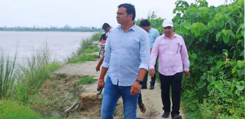 बाढ़ प्रभावित क्षेत्र का एडीएम ने किया निरीक्षण