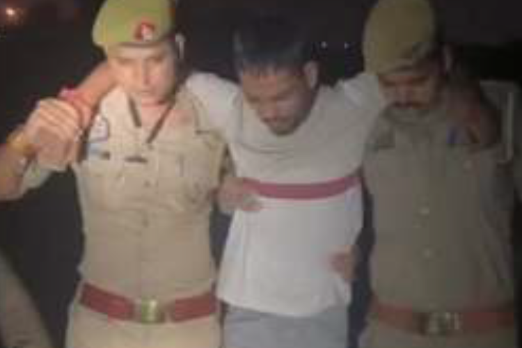 हजार के इनामी चोर को पुलिस ने मुठभेड़ में दबोचा, आरोपी के पैर में लगी गोली, भर्ती