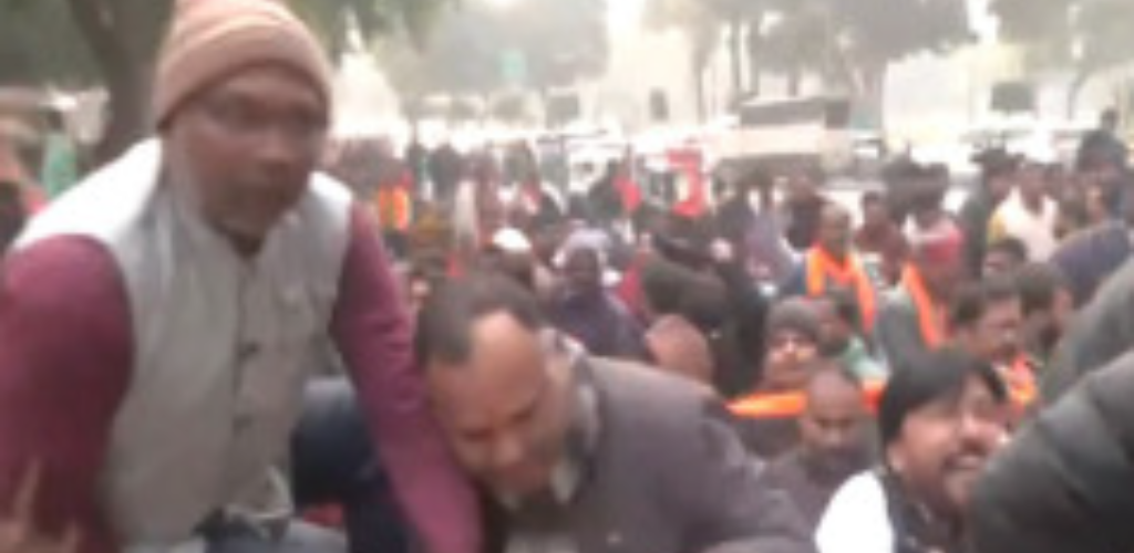 पूर्वांचलियों के अपमान पर सियासी घमासान, केजरीवाल के खिलाफ बीजेपी का हल्ला बोल