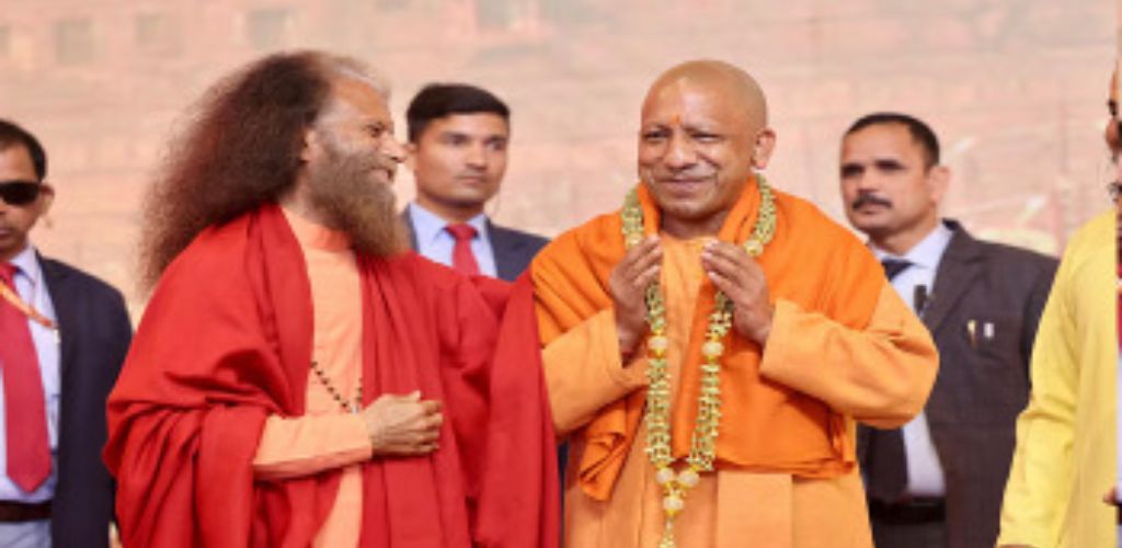 सीएम योगी ने मोरारी बापू और चिंदानंद से की मुलाकात,मौनी अमावस्या की तैयारियों का लिया जायजा