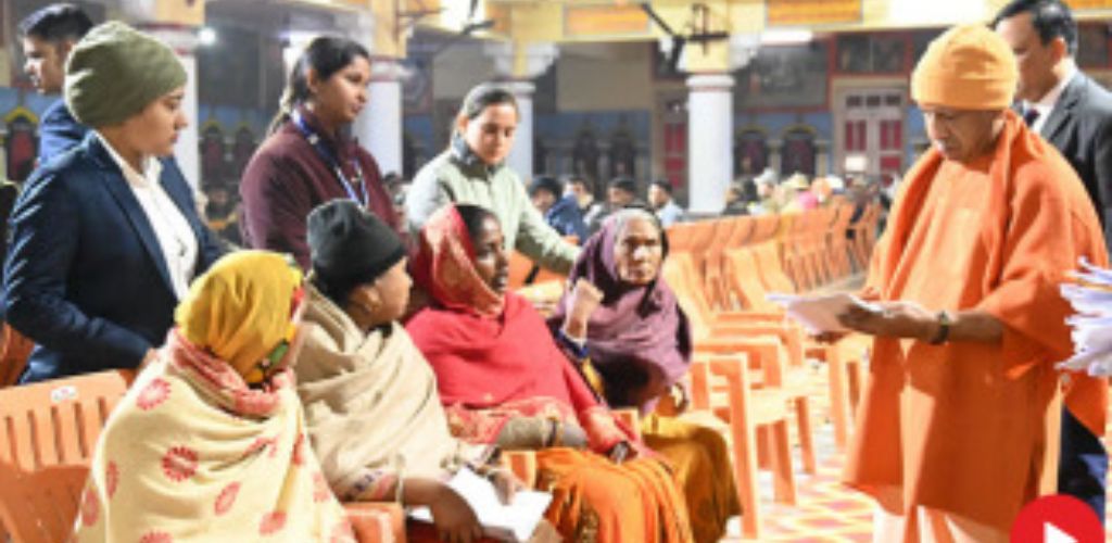 जनता दर्शन: ठंड के बीच गोरखनाथ मंदिर में सीएम योगी ने सुनी समस्याएं