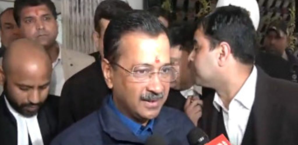 नई दिल्ली सीट से केजरीवाल ने भरा नामांकन, वाल्मीकि और हनुमान मंदिर में किए दर्शन, बोले- भगवान मेरे साथ
