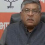 झारखंड की चर्चित आईएएस पूजा सिंघल को राहत पर बीजेपी हुई हमलावर, कहा- हाथों में संविधान लेकर घूमने वाले को देना चाहिए जवाब