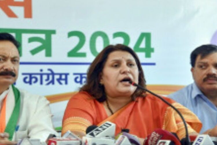 डॉलर के मुकाबले रुपये में गिरावट पर कांग्रेस का तंज