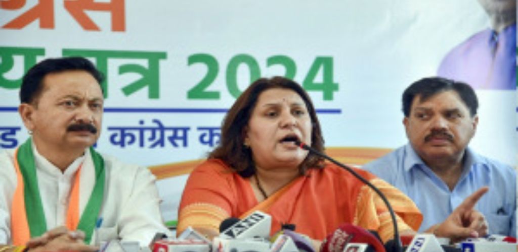 डॉलर के मुकाबले रुपये में गिरावट पर कांग्रेस का तंज