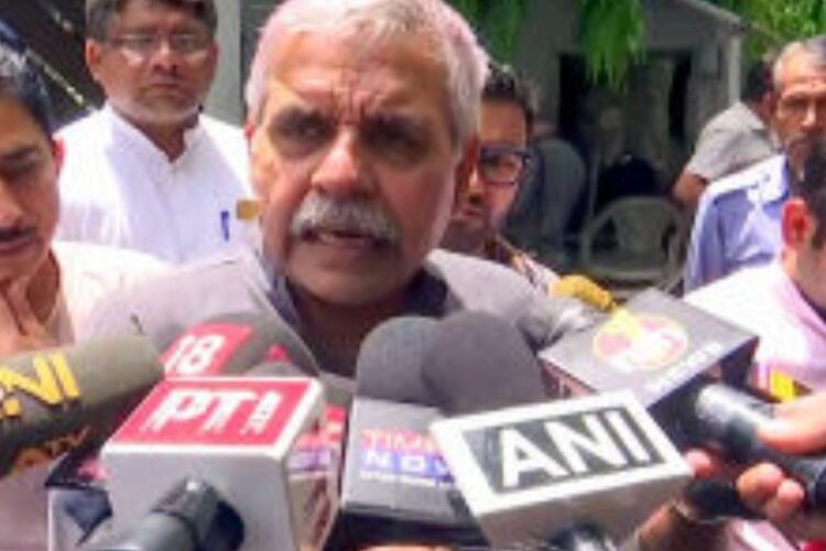 एलजी और दिल्ली पुलिस को संदीप दीक्षित ने लिखा पत्र, केजरीवाल-आतिशी के खिलाफ कार्रवाई की मांग
