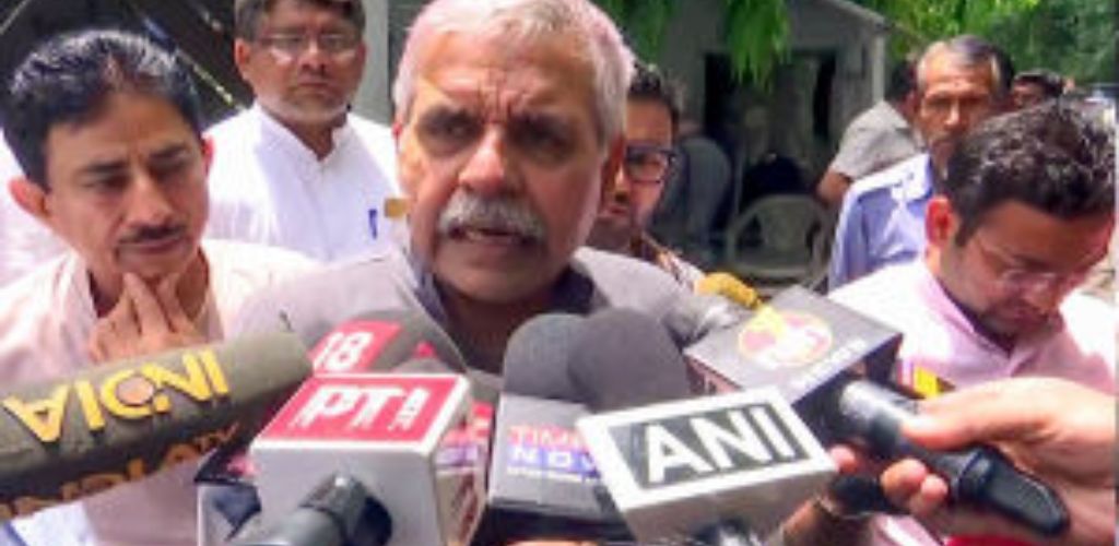 एलजी और दिल्ली पुलिस को संदीप दीक्षित ने लिखा पत्र, केजरीवाल-आतिशी के खिलाफ कार्रवाई की मांग